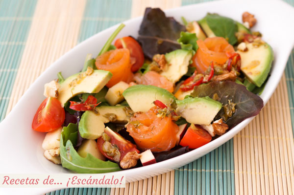 Ensalada de aguacate con salmon y alino picante de eneldo