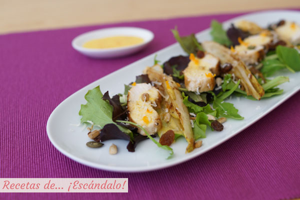 Ensalada templada de pollo y endivias con salsa de naranja