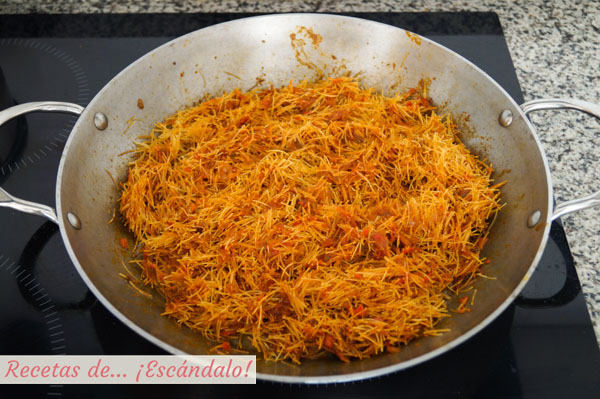 Fideos y sofrito para la fideua de marisco