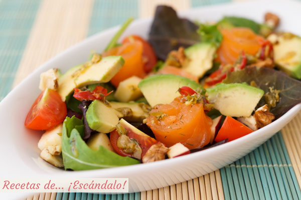 Receta de ensalada de aguacate con salmon y alino picante de eneldo