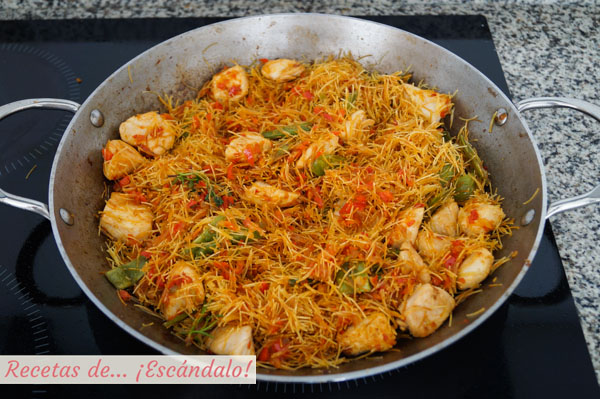 Fideua de pollo y verduras