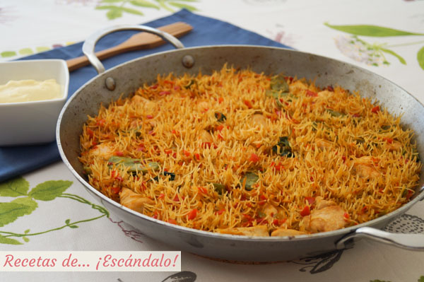 Receta de fideua de pollo y verduras con salsa alioli casera
