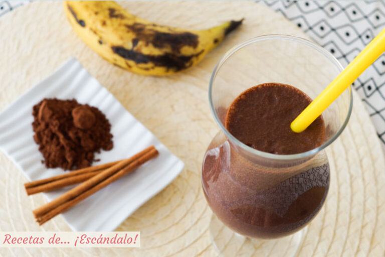 Batido de plátano y chocolate con canela. Receta saludable