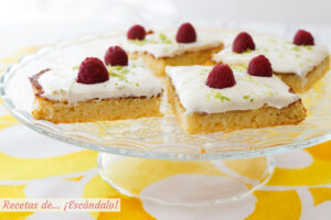 Bizcochitos de limón jugosos con crema de queso mascarpone y lima