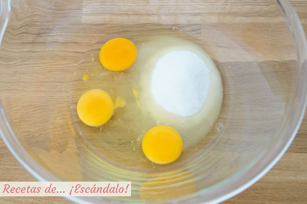 Huevos y azucar para el bizcocho de limon
