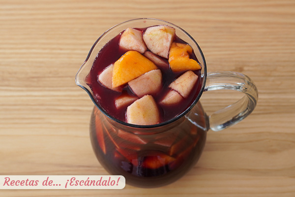 Sangria casera de vino tinto y melocotones