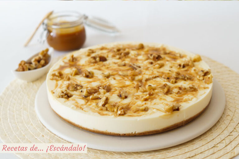 Tarta de queso con caramelo salado y nueces. Receta sin horno