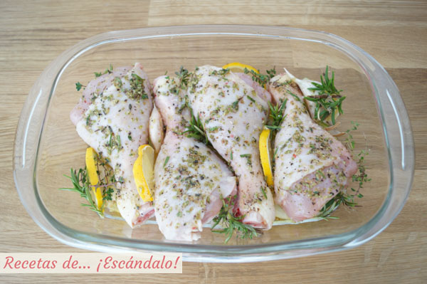 Muslos de pollo al horno con limon y hierbas