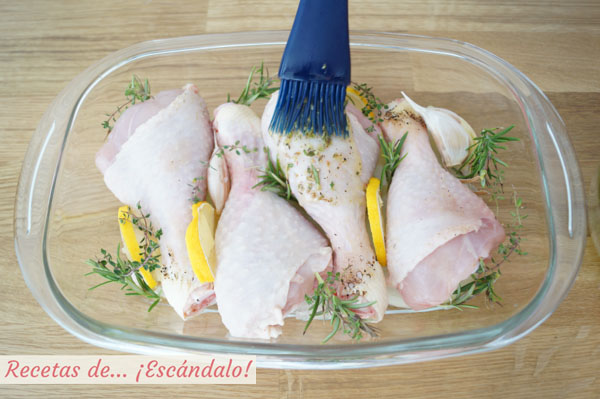 Muslos de pollo al horno con limon y romero