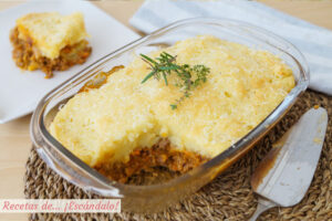 Pastel de carne picada y patata con queso