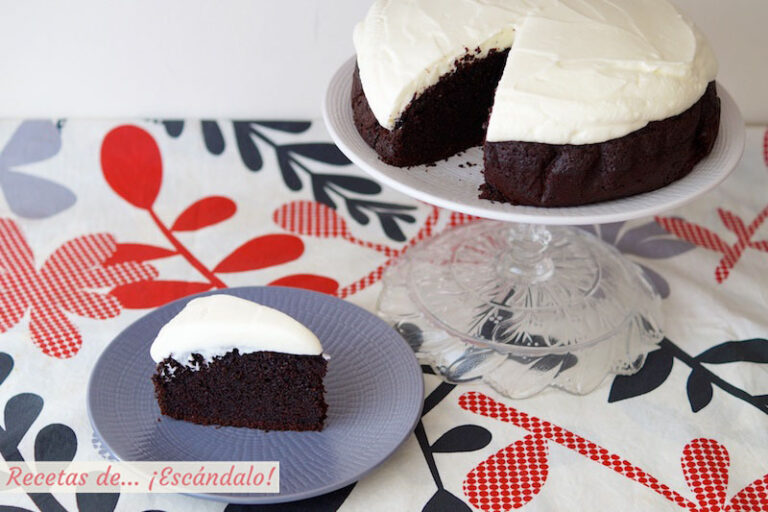 Tarta Guinness de cerveza negra y chocolate con cobertura de queso