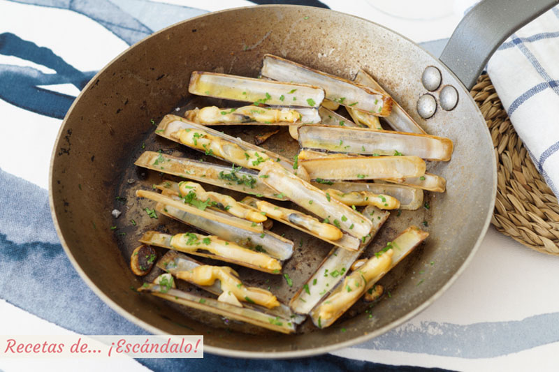 Navajas a la plancha con ajo, perejil y limon. Receta facil