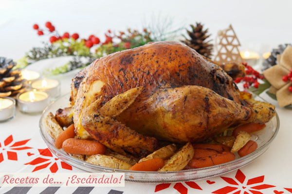 Como hacer pularda rellena al horno con guarnicion de patatas marinadas y zanahorias baby. Receta de Navidad