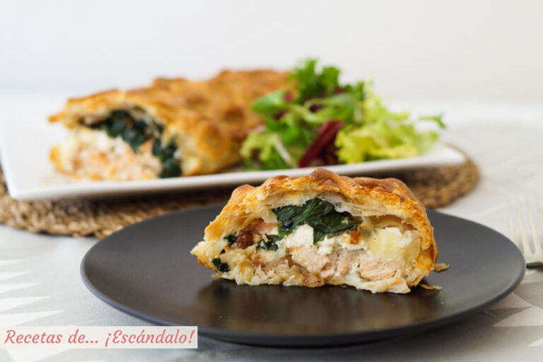 Hojaldre relleno de salmón con queso feta y espinacas. Receta de hojaldre salado
