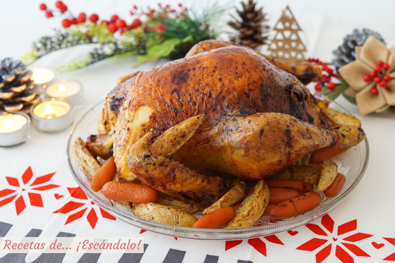 Pularda rellena al horno con guarnicion de patatas marinadas y zanahorias baby. Receta de Navidad