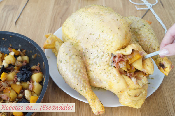 Rellenando la gallina pularda