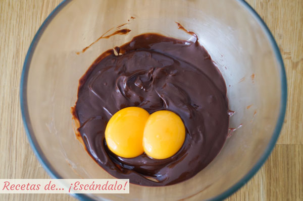 Yemas y chocolate para la mousse