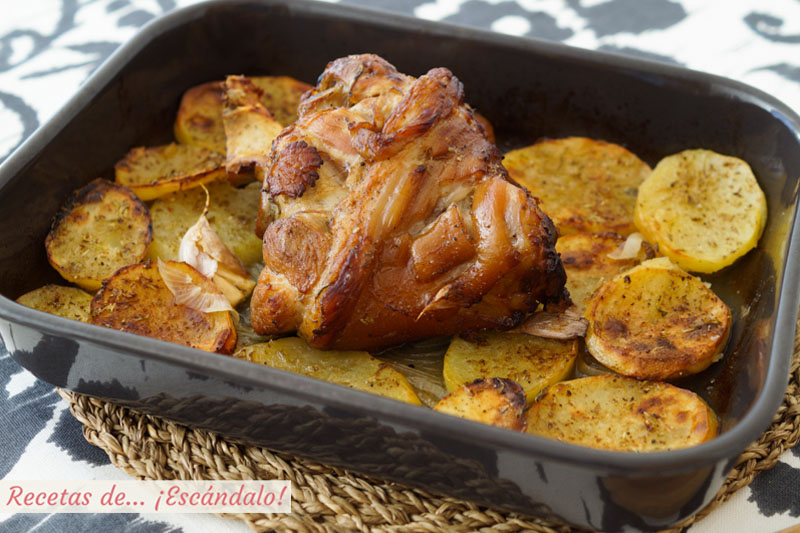 Codillo de cerdo asado al horno con patatas, super jugoso