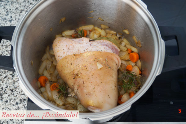 Codillo de cerdo asado con verduras