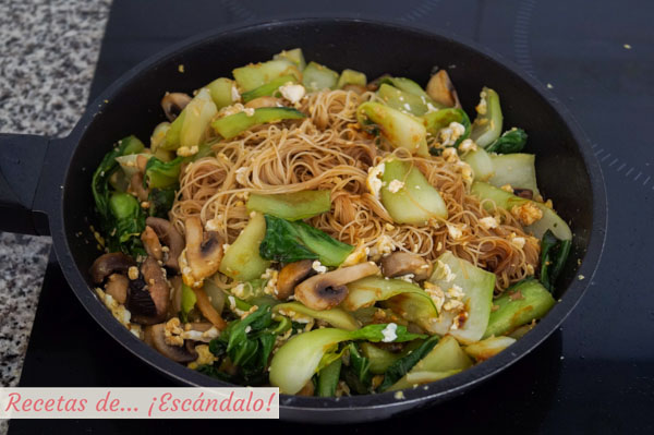 Fideos de arroz salteados con verduras