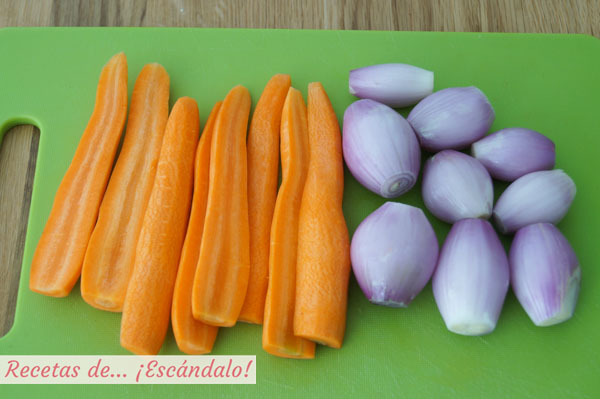 Guarnicion de zanahorias y chalotas para el pollo asado
