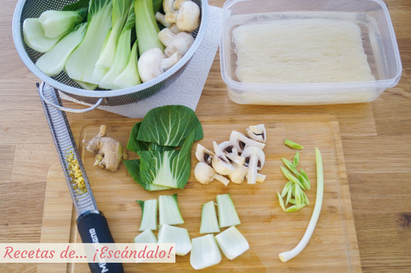 Ingredientes cortados para los fideos de arroz con verduras