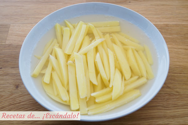 Patatas a remojo en agua