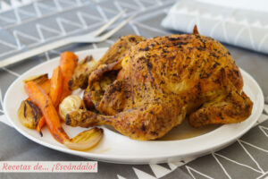 Pollo al horno asado entero, muy jugoso y con piel crujiente