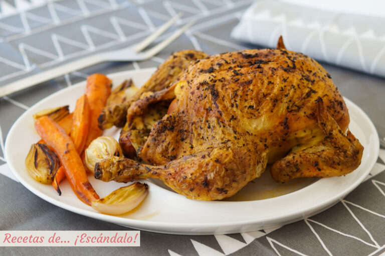 Pollo al horno asado entero, muy jugoso y con piel crujiente