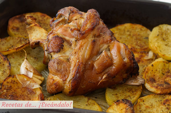 Receta de codillo de cerdo asado al horno con patatas, super jugoso
