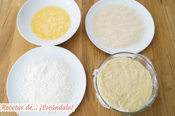 Pasa cada croqueta por harina, después por huevo y por último por pan rallado.