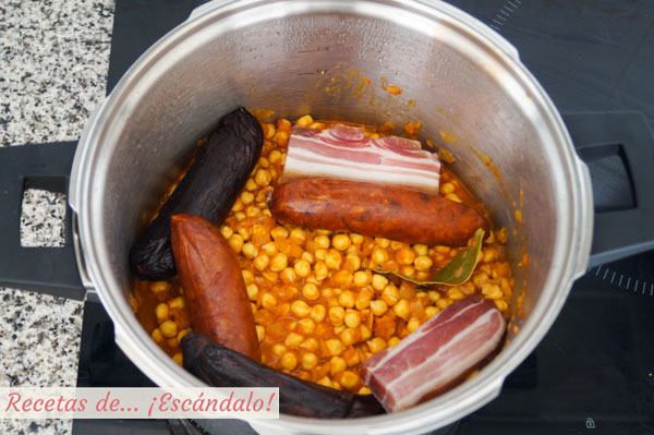 Potaje de garbanzos con chorizo