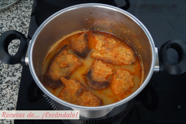 Sopa de ajo o sopa castellana