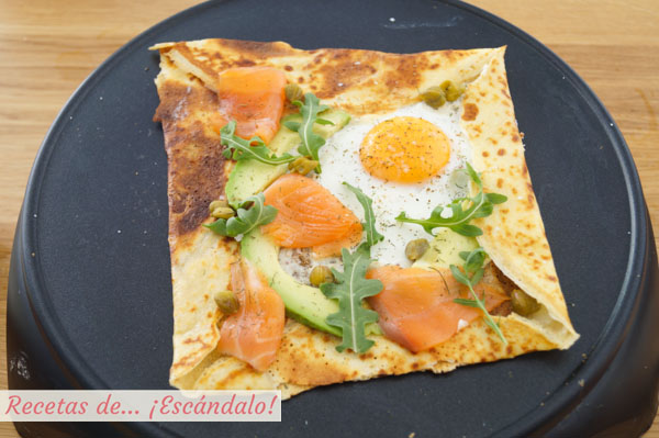 Crepe salada con salmon y aguacate