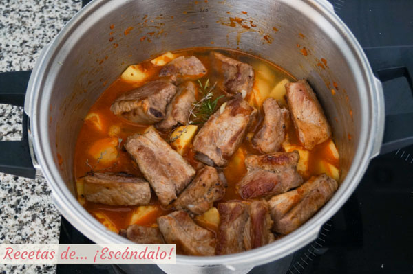 Guiso de patatas con costillas de cerdo