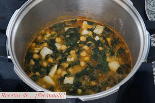 Potaje de garbanzos con bacalao y espinacas