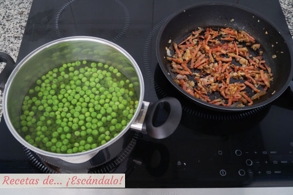 Guisantes cocidos y sofrito de cebolleta y jamon