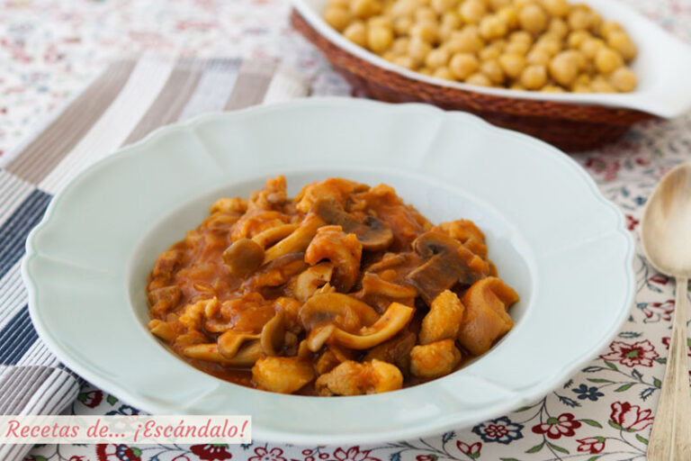 Manitas de cerdo en salsa. Receta de guiso tradicional