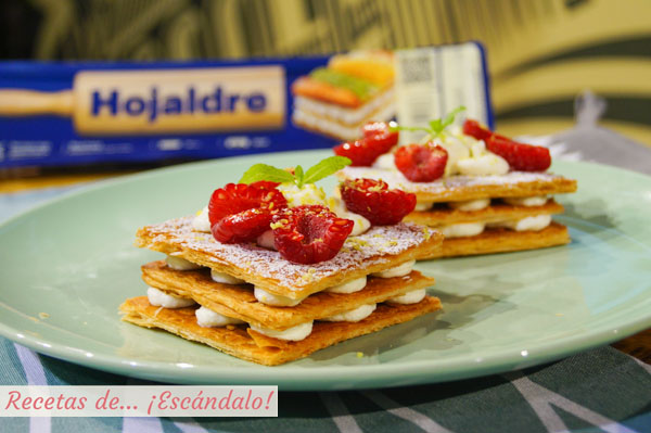 Milhojas de hojaldre con queso y frambuesas