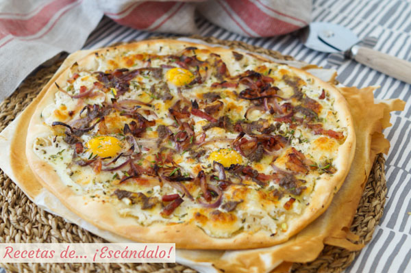 Pizza blanca con bacon, huevos de codorniz y olivada