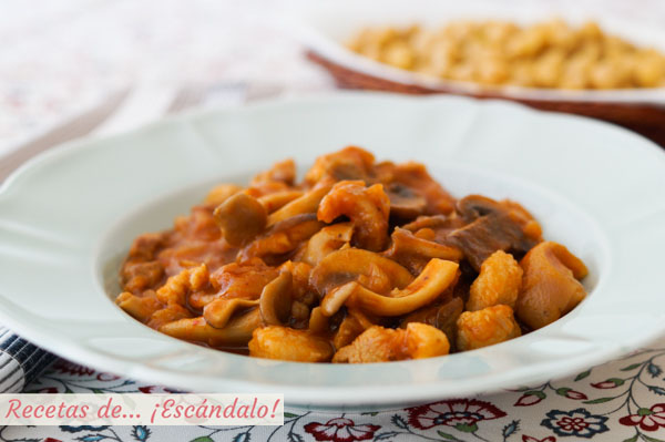 Receta de guiso tradicional de manitas de cerdo en salsa