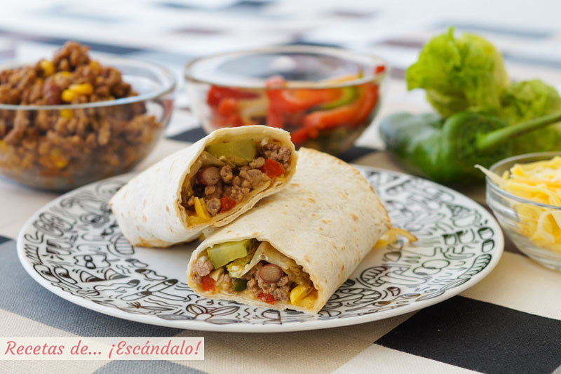 Burritos mexicanos con carne picada y frijoles