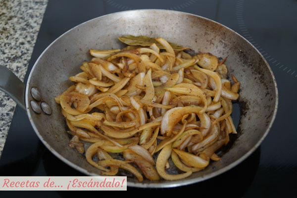 Cebolla pochada para las salchichas al vino
