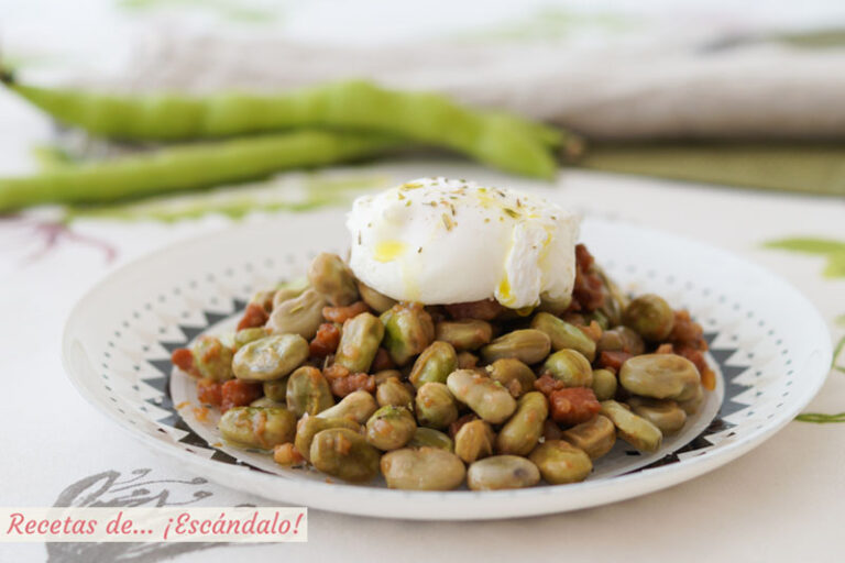 Habas con jamón y huevo poché. Receta fácil