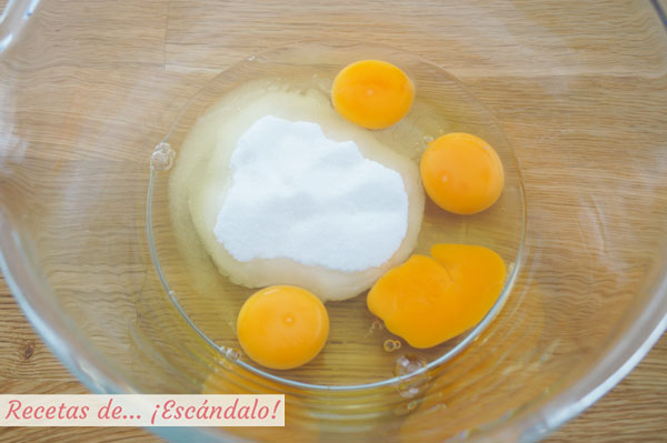 Flan de queso: 4 huevos, 500 ml de leche entera, 200 gr queso crema, 120 gr azúcar, 1/2 cucharadita de postre de esencia de vainilla. Para el caramelo, 100 gr de azúcar con 4 cucharadas de agua y 1 cucharada de postre de zumo de limón. Remover un poco y esperar a que coja color, apartar del fuego, calentar 40 lm de agua en el microondas hasta que hierva y verterlos en el caramelo, si se endurece echar más agua hirviendo para que permanezca fluido. Verter el caramelo en los 6 moldes moviéndolo por los laterales. Mezclar el resto de ingredientes (sin batir en exceso para que no haya mucha espuma y añadir a los moldes. Hornear 45 minutos - 1 hora en baño maría a 180ºC. Enfriar y dejar en la nevera 3-4 horas.