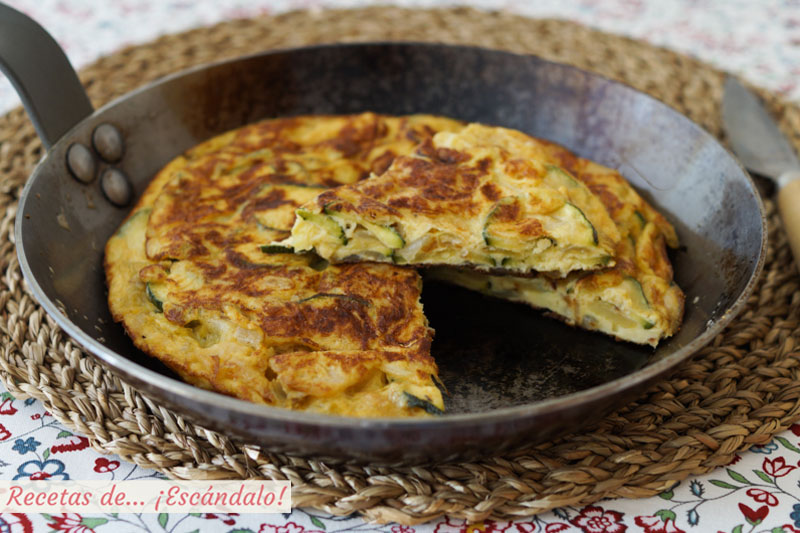 Tortilla de calabacin y cebolla. Receta facil y muy rica