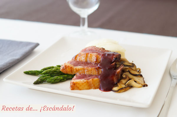 Como hacer magret de pato con salsa de frambuesas, esparragos y setas