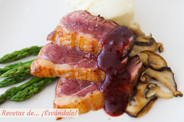 Receta de magret de pato con salsa de frambuesas, esparragos y setas