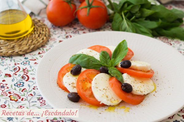 Receta italiana de ensalada caprese de tomate y mozzarella con albahaca
