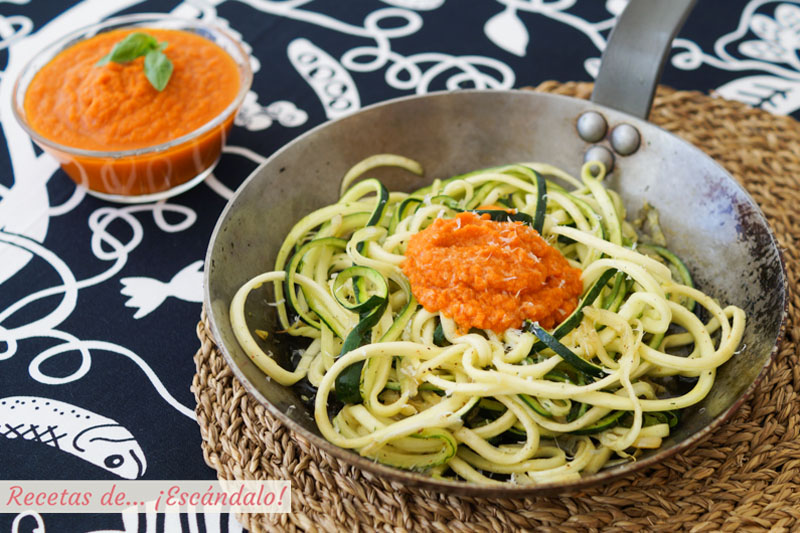 Espaguetis de calabacin con salsa de tomate y queso. Receta de pasta de verdura